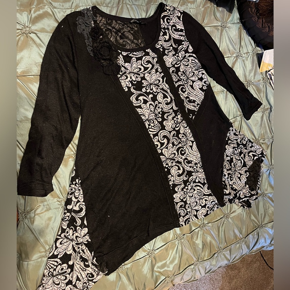 Black and white 3/4 sleeve high low hem 3XL tunic.